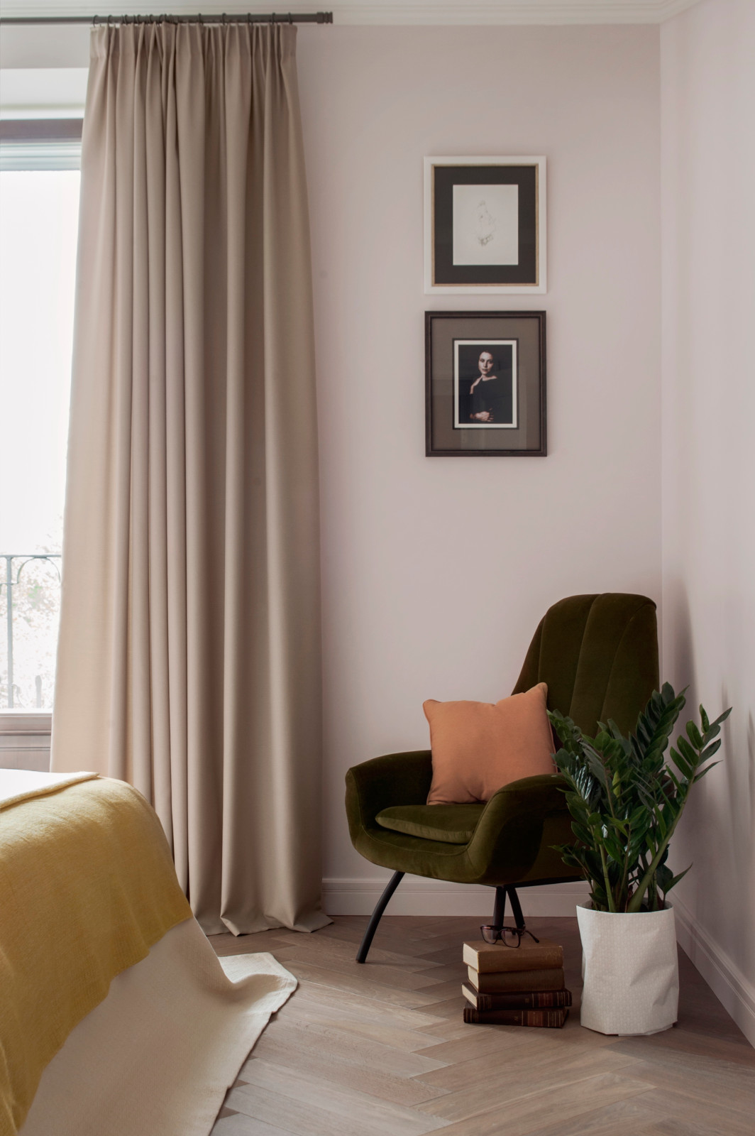 Квартира в доме по проекту архитектора Жолтовского.