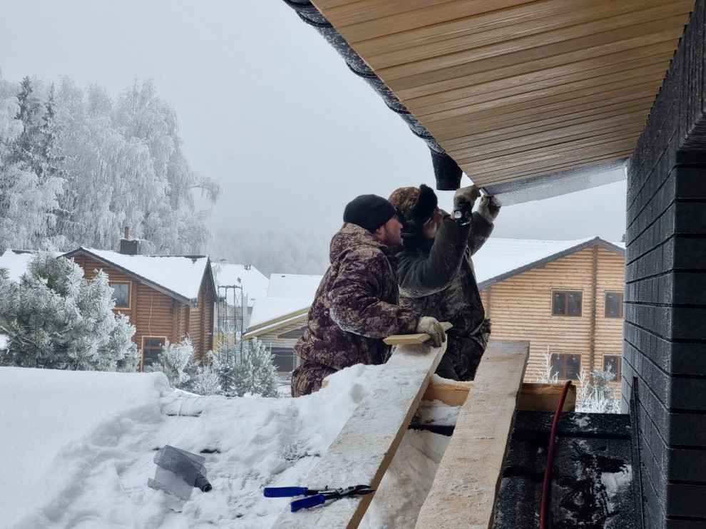 Подшивка свесов. Комбинация из планкена (лиственница) и фальца (сталь SSAB)