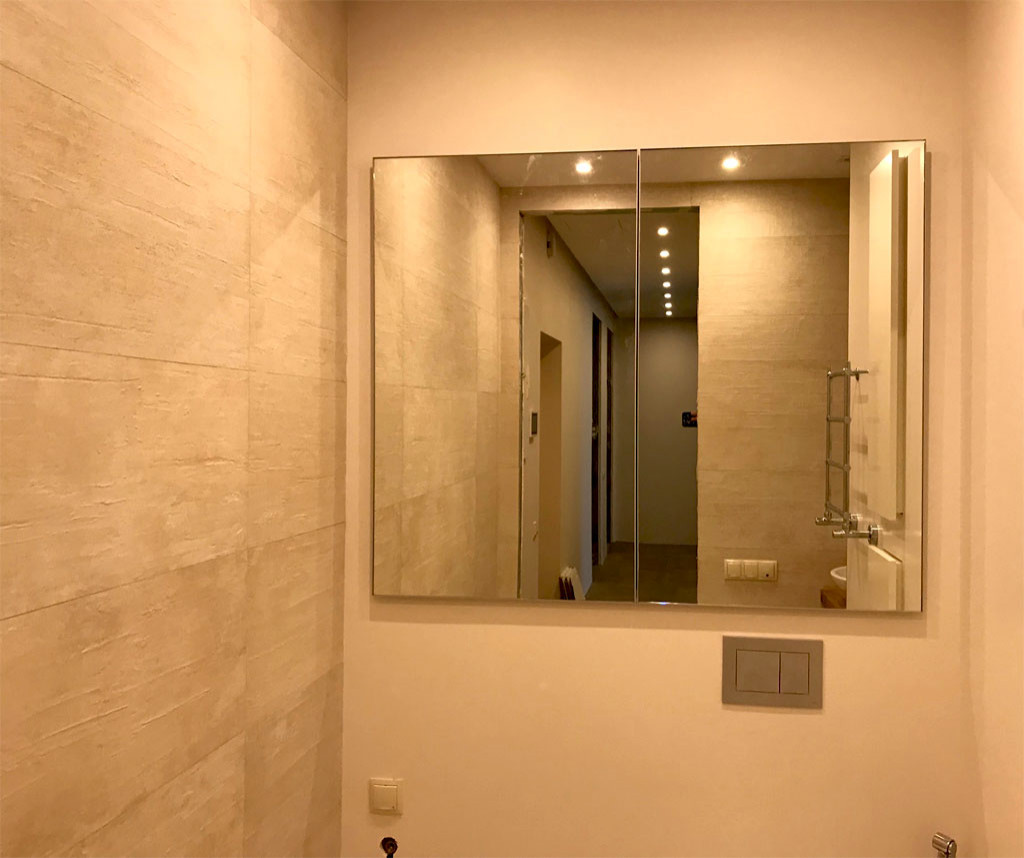 Обложка проекта: Зеркальный шкаф в санузел, закрывающий коммуникации