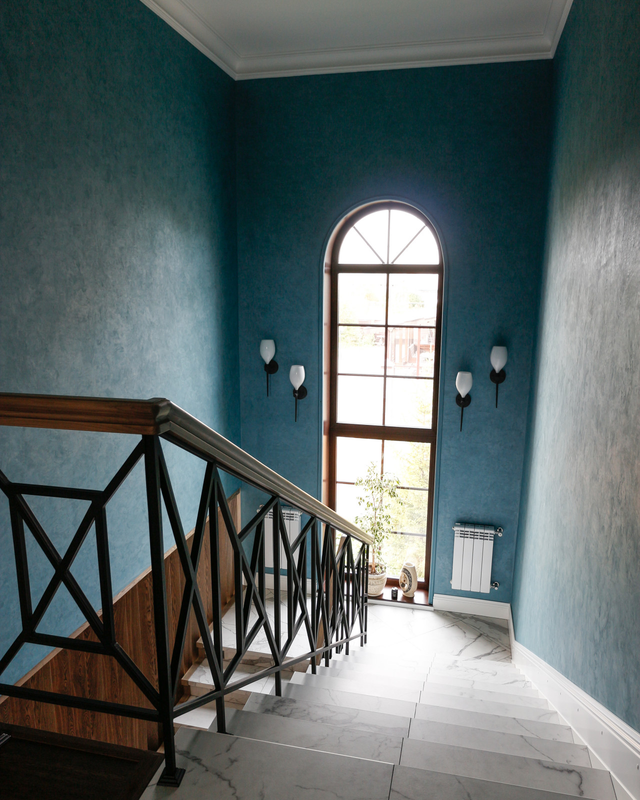 Интерьер двухэтажного дома в пригороде