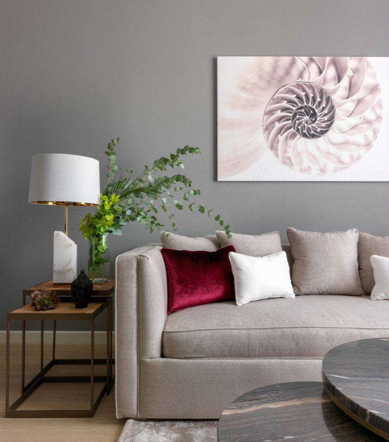 Серые стены и капля бургундского