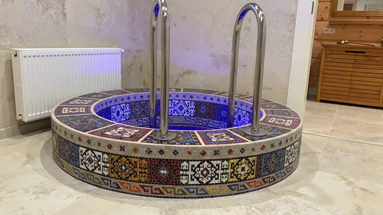 Купель из мозаики. Подмосковье, частный дом