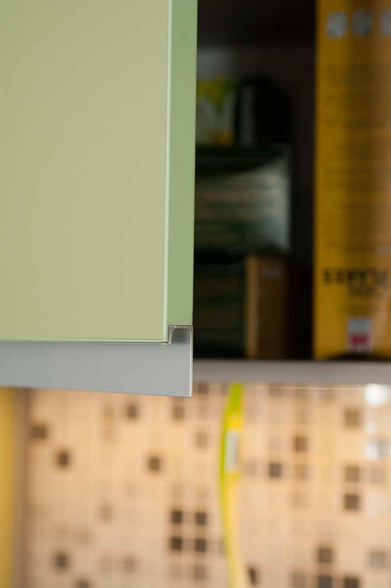 Большая кухня с барной стойкой