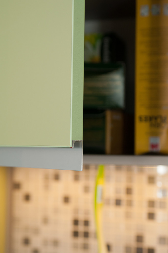 Большая кухня с барной стойкой