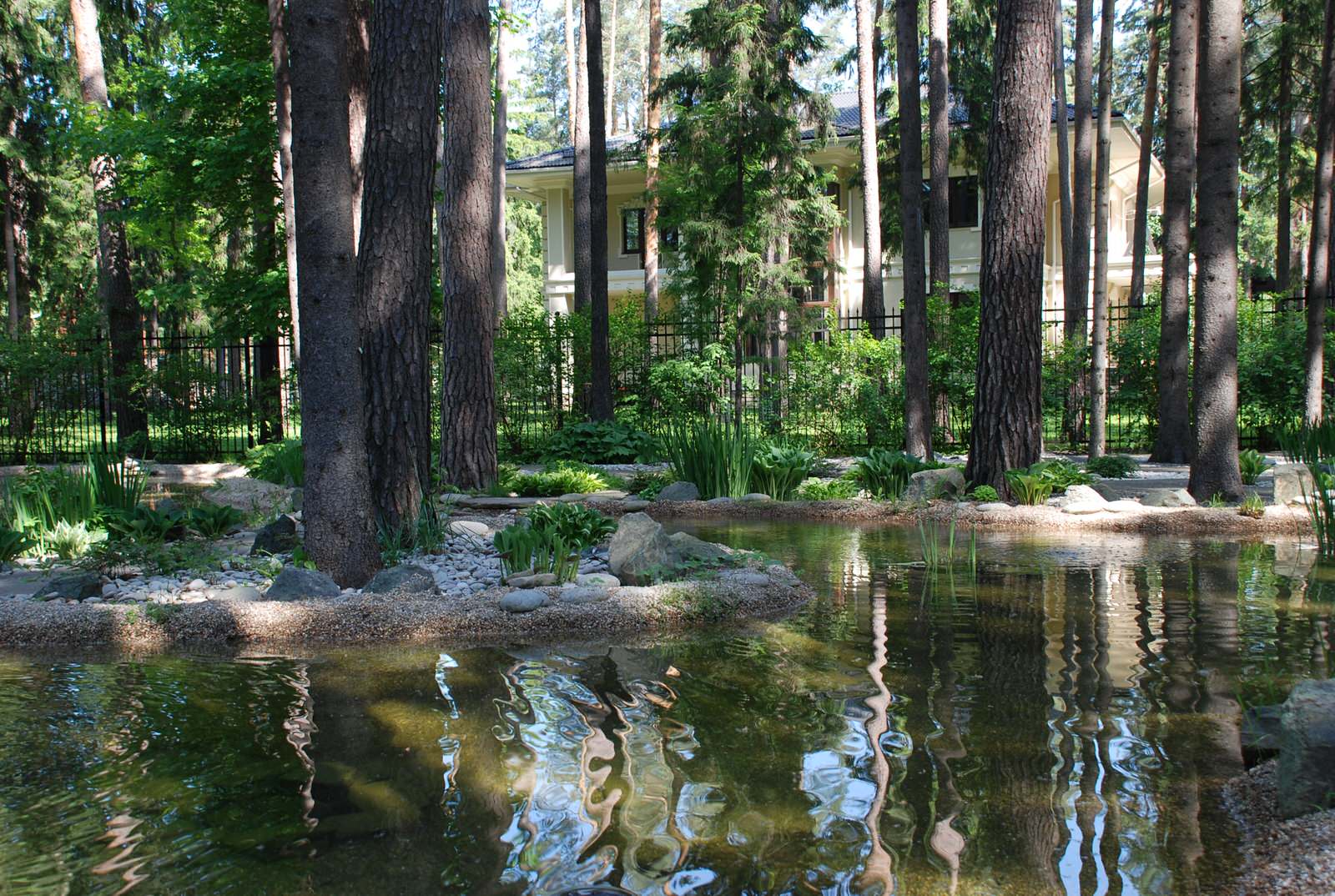 Участок с водоемом в КП "Сосновый бор"