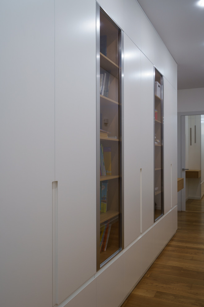 Длинный шкаф для длинного коридора