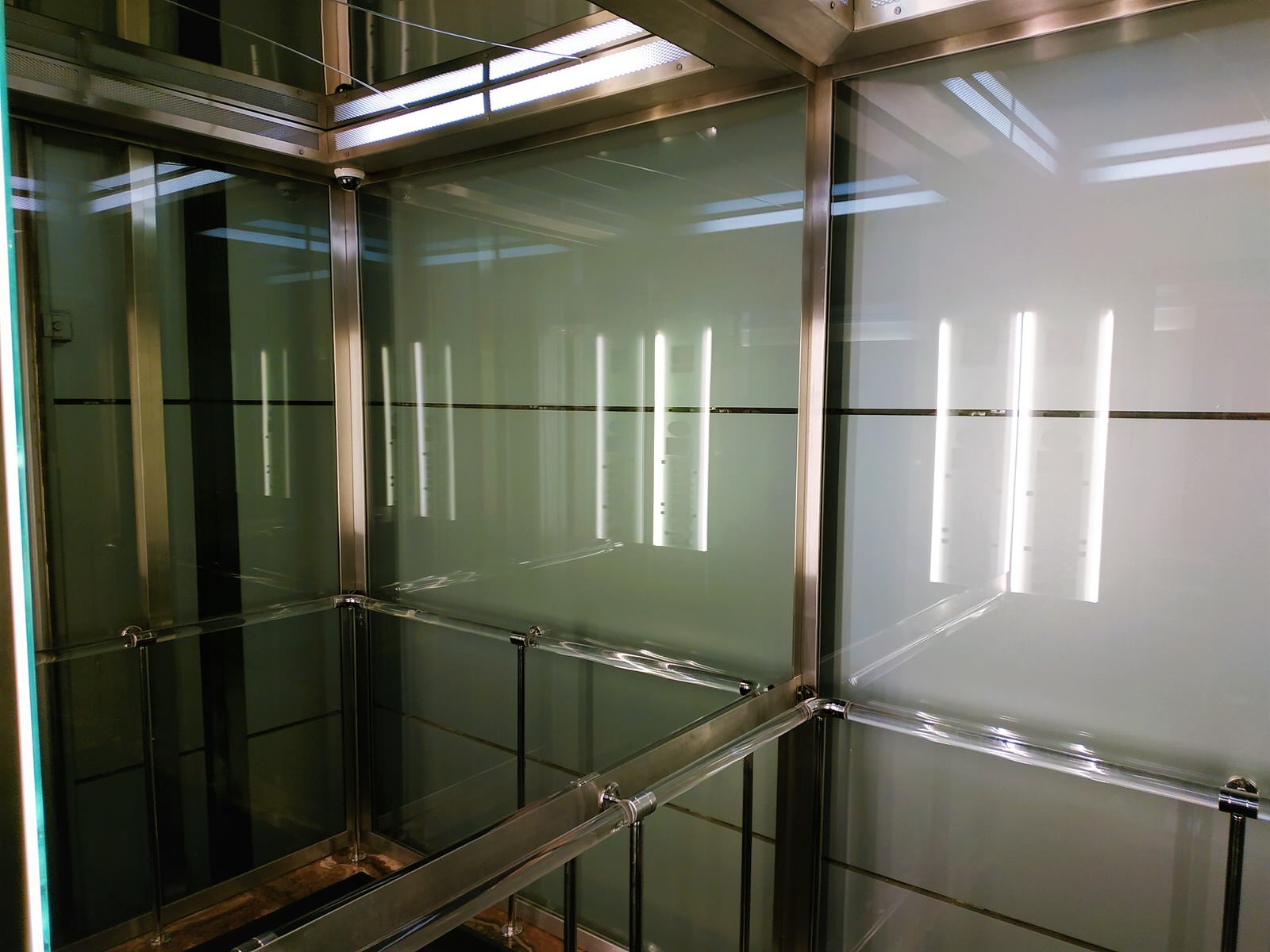 Зеркало телевизор в лифте