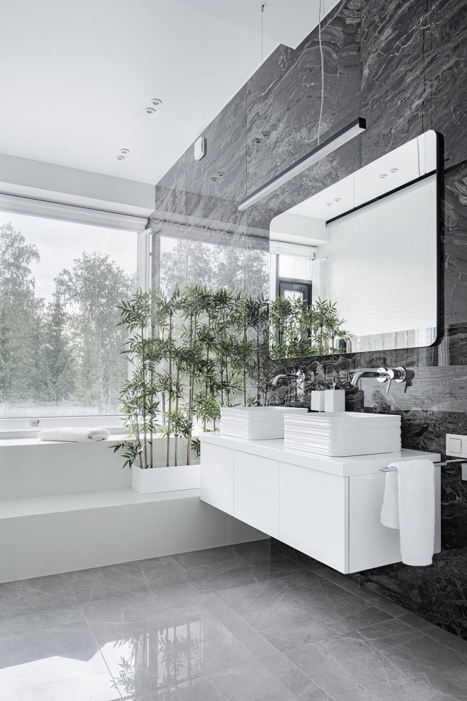 Большой красивый белый дом