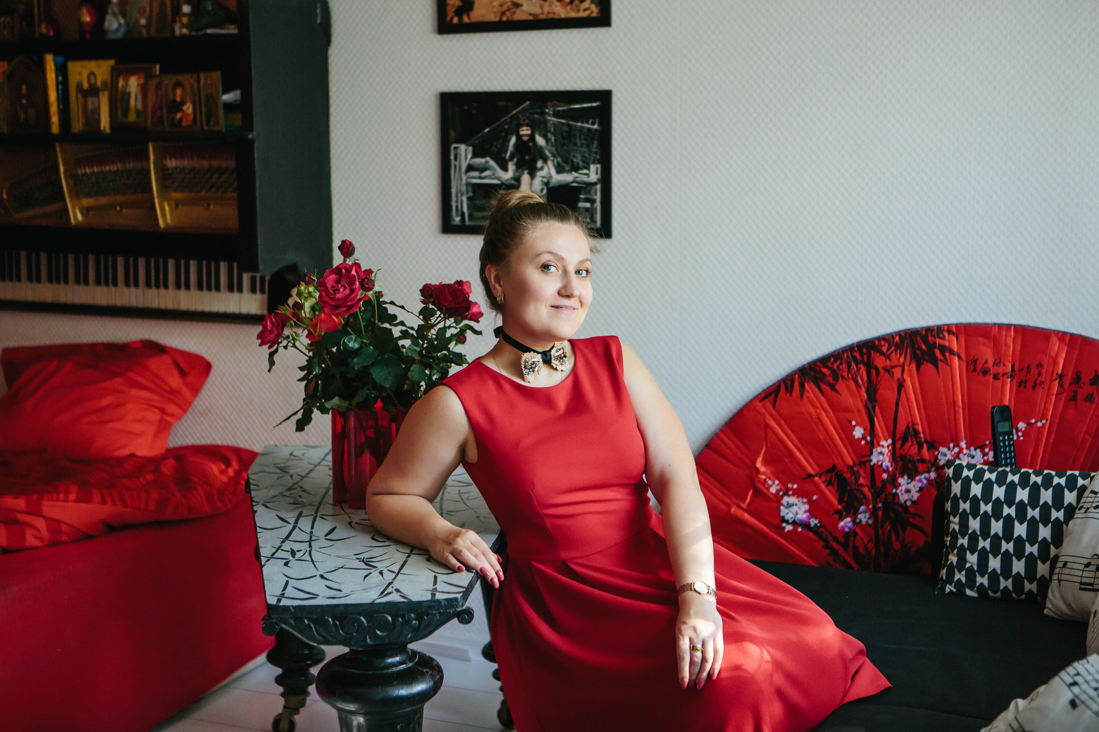 В гостях: Красная хрущевка с роялем на стене