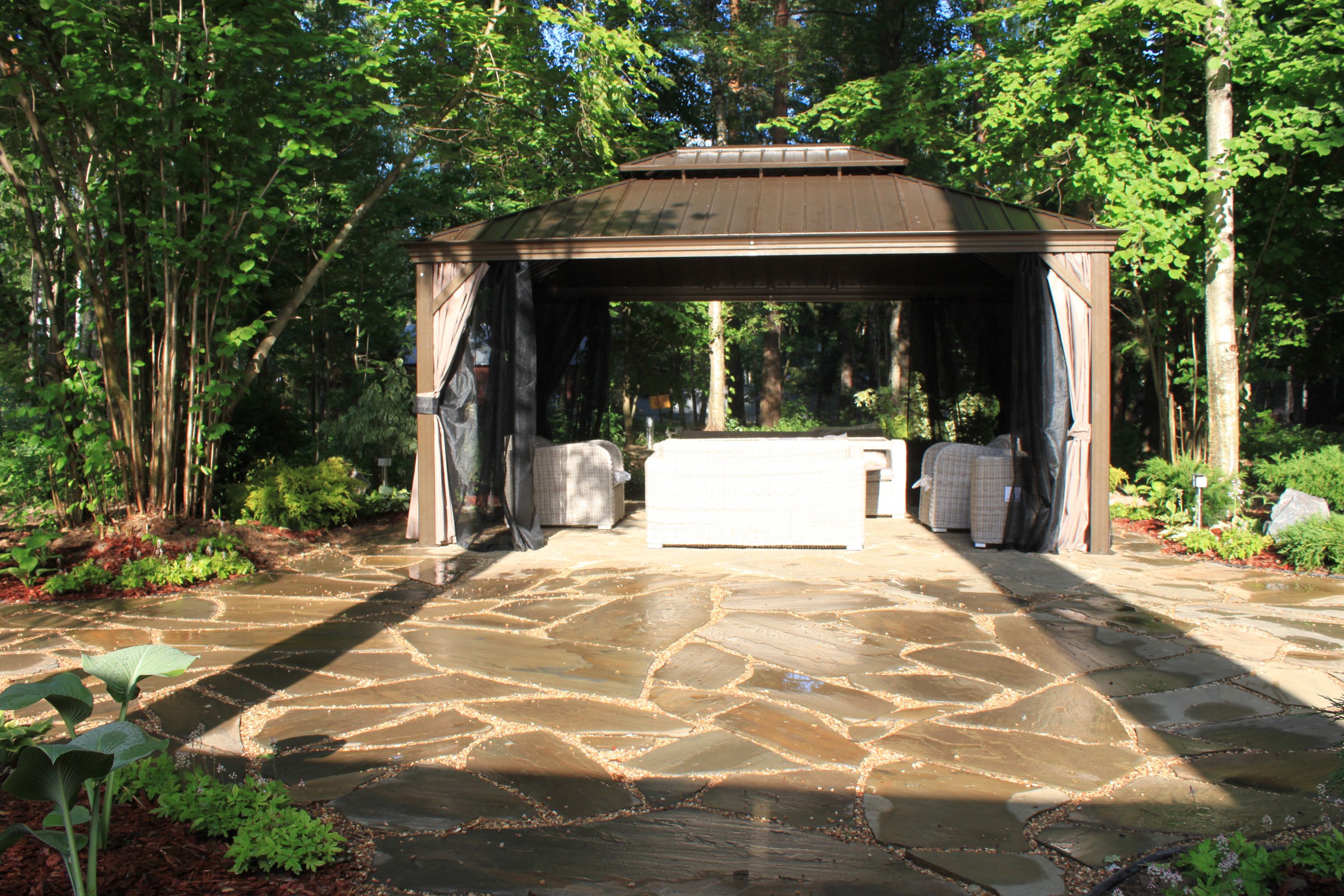 Теневой сад в Новогорске.