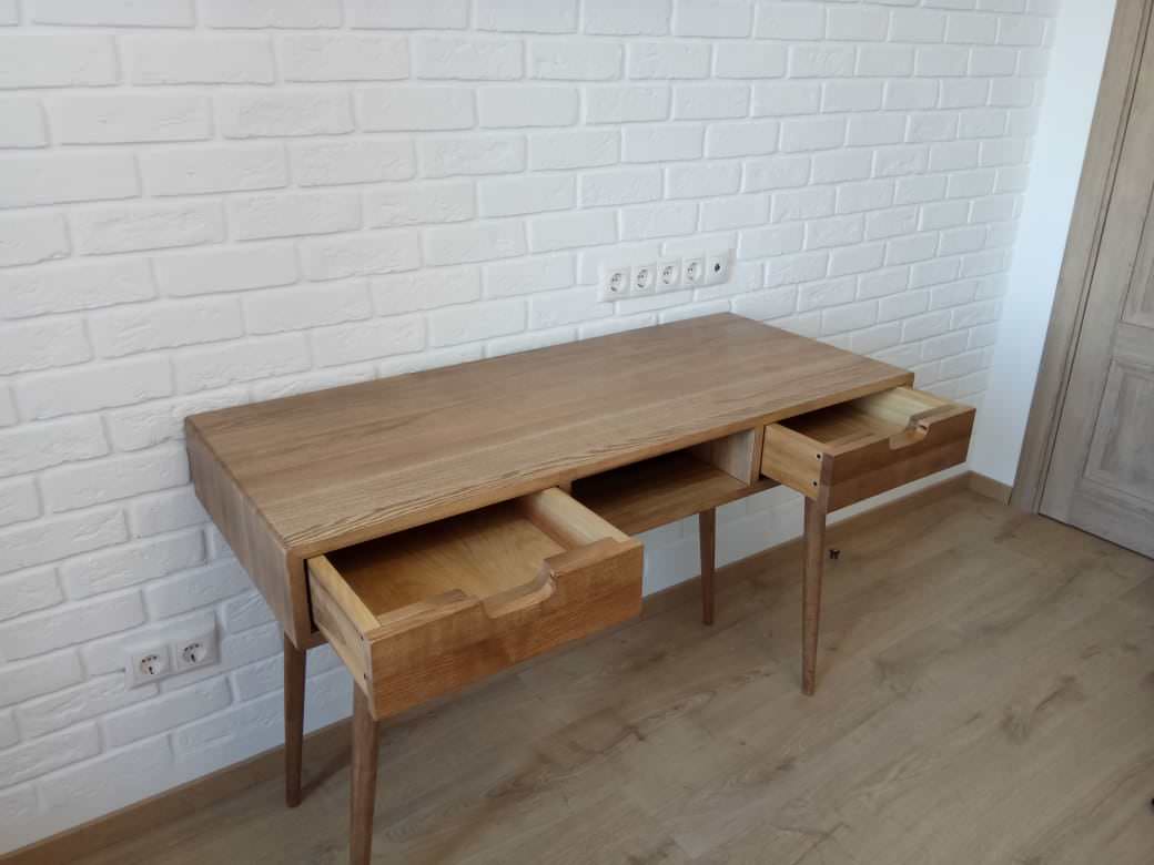 Футуристичные письменные столы для пары, работающей дома