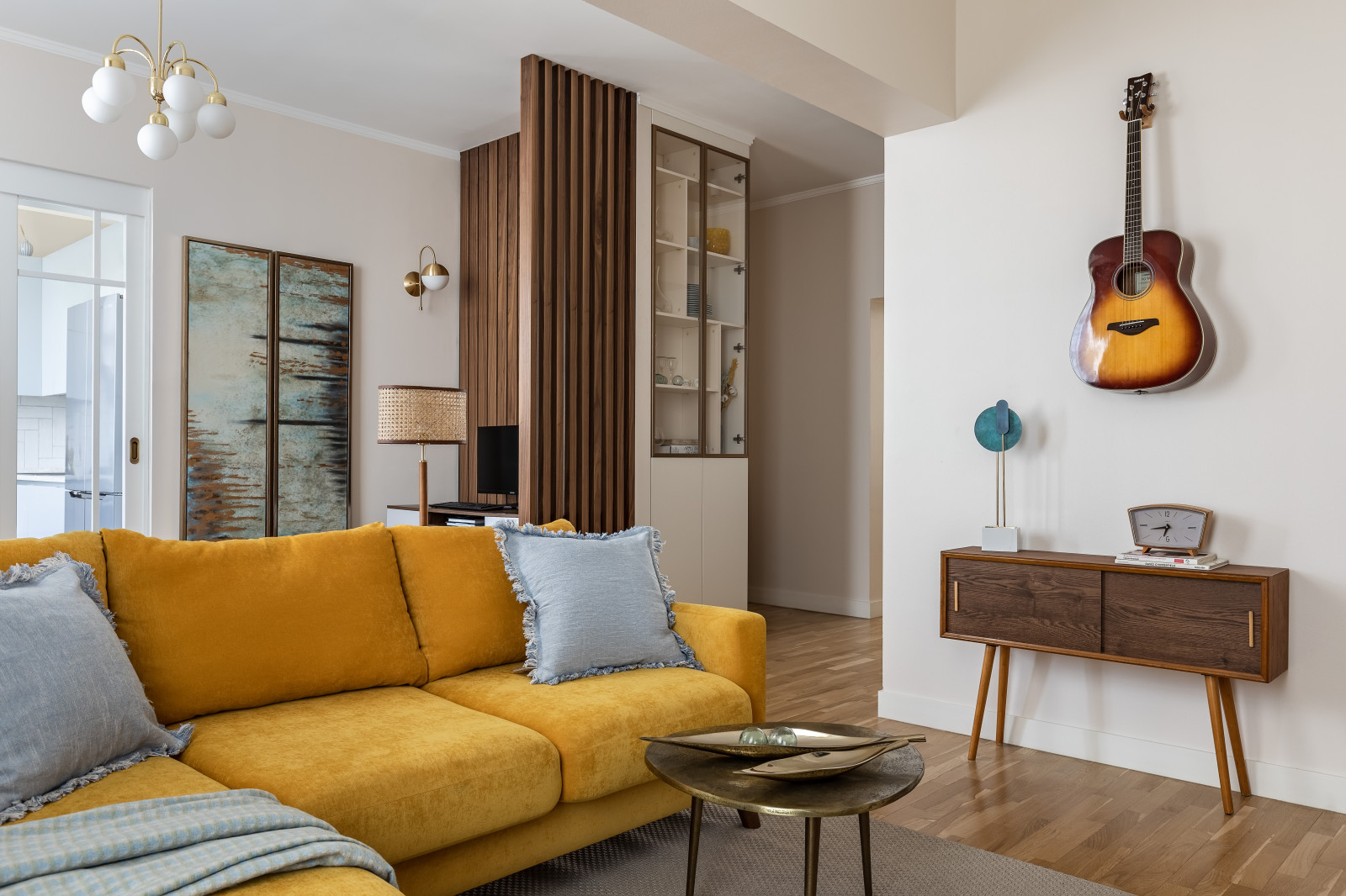 Квартира с желтым диваном