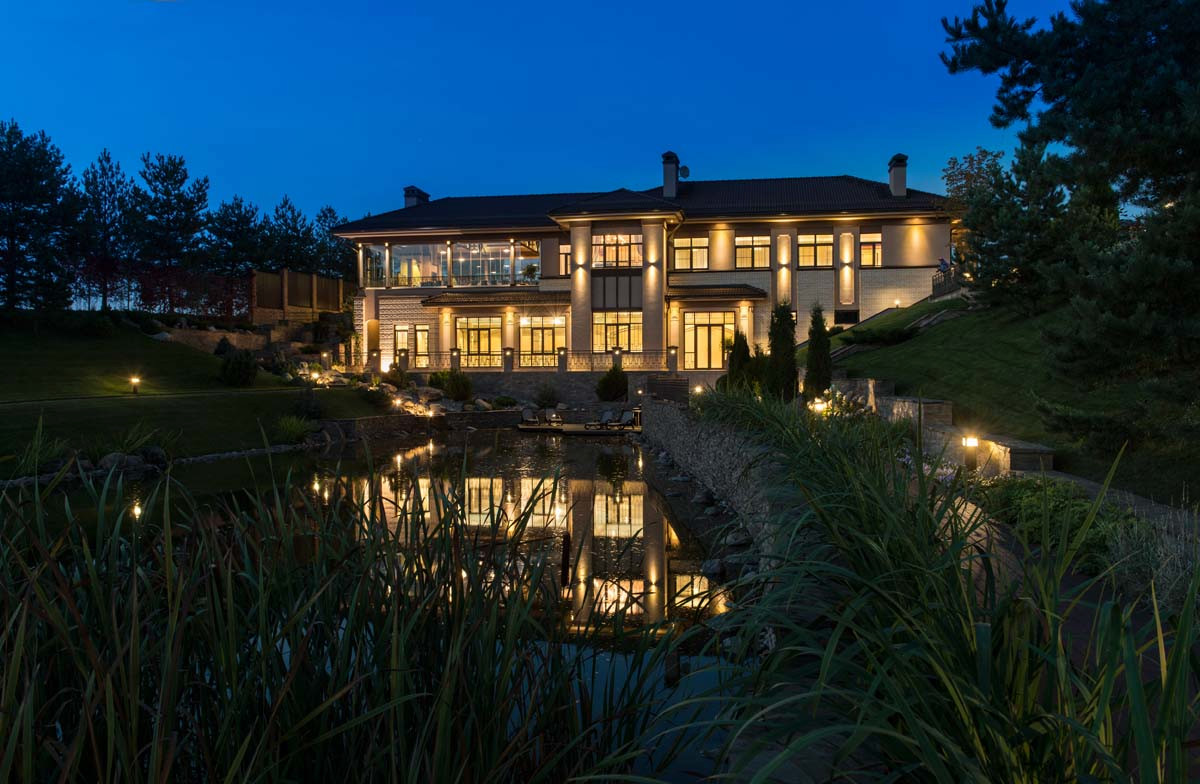 Дом в овраге ночью