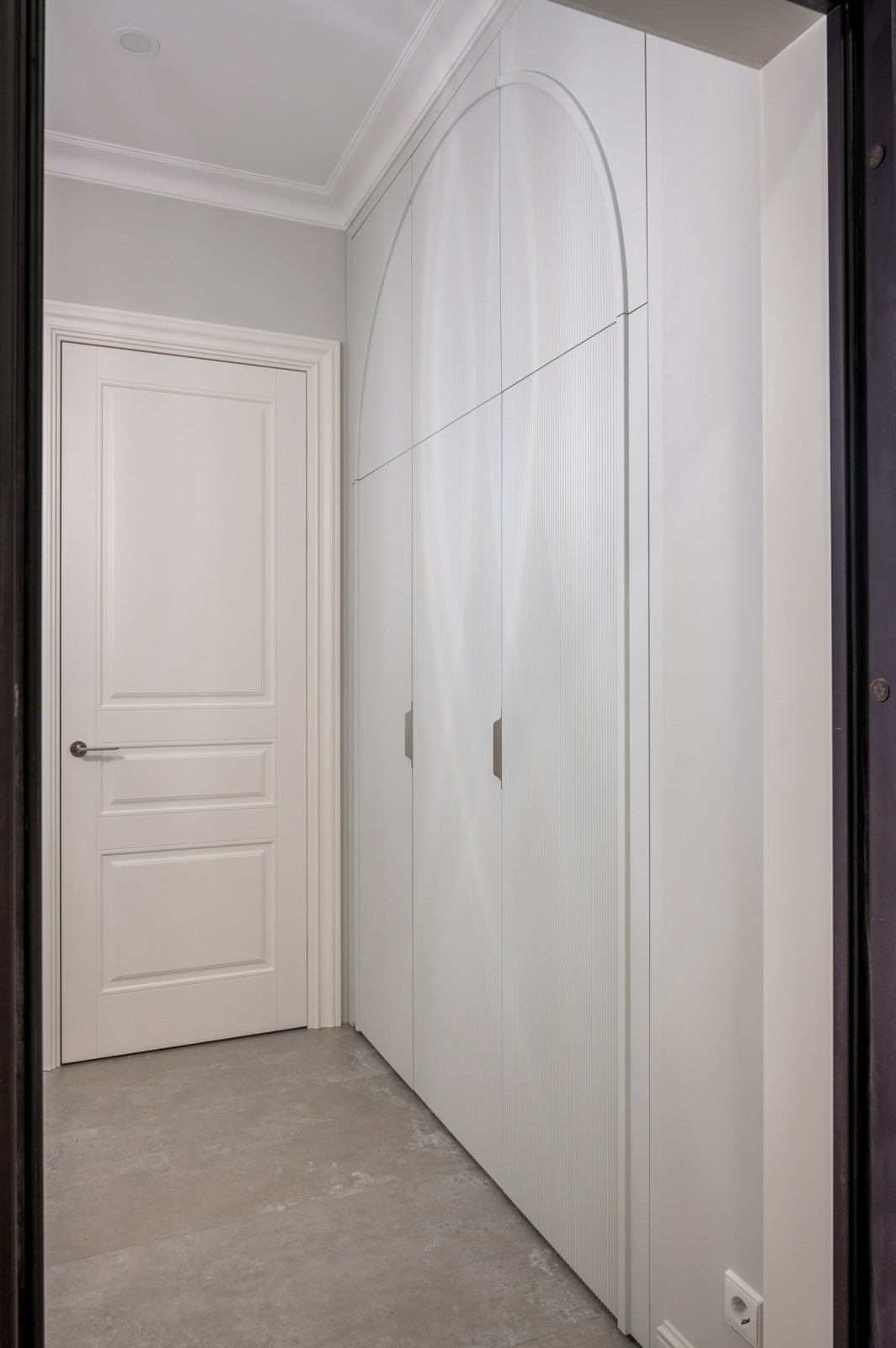 Шкаф с декоративной аркой