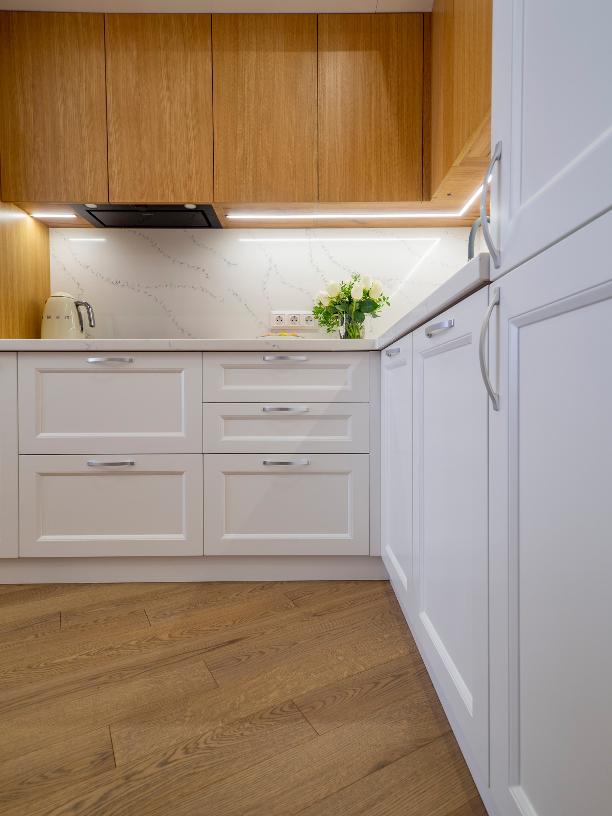 Уютная белая неоклассическая кухня с элементами под дерево