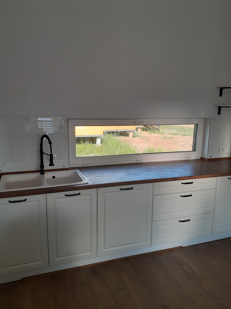 Кухня в один ярус в помещении с высокими потолками