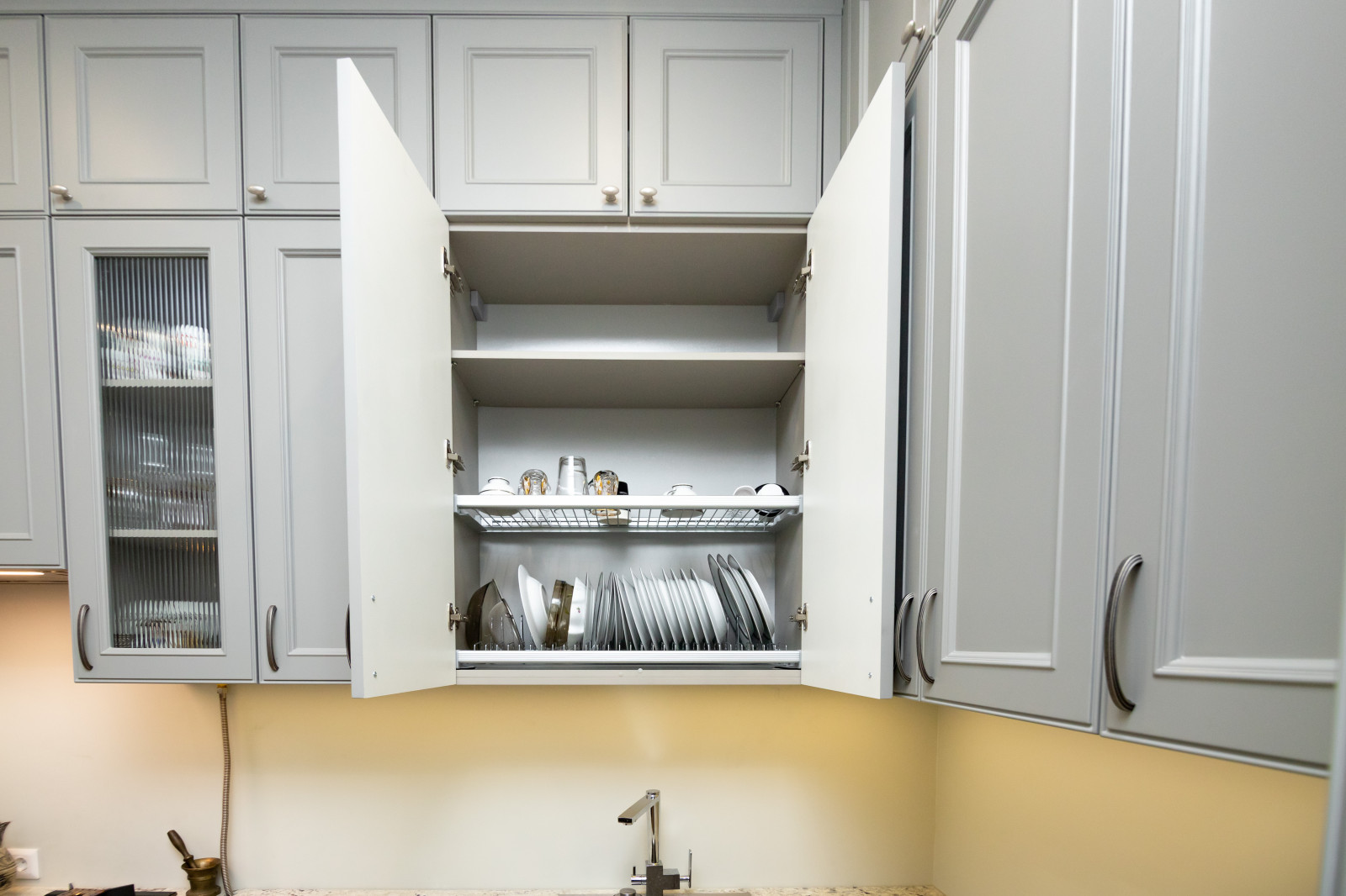 Светло-серая кухня в классическом стиле