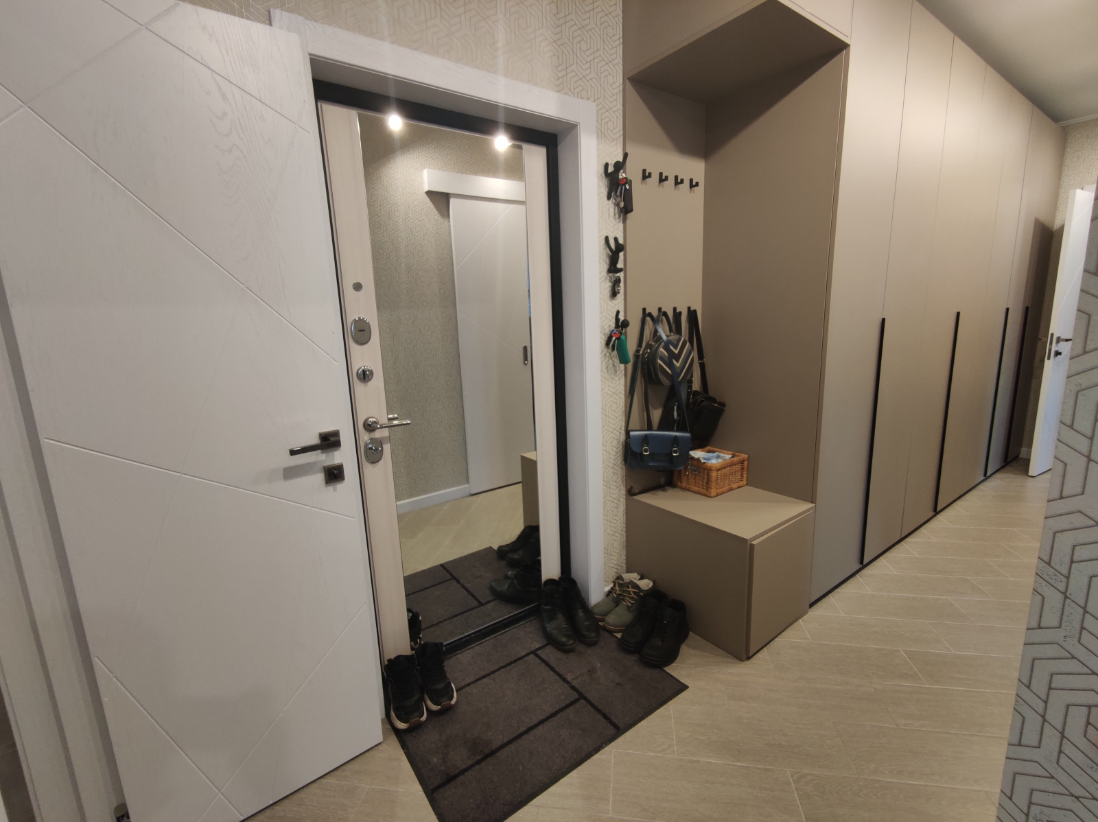 Прихожая в 2 комнатной новостройке