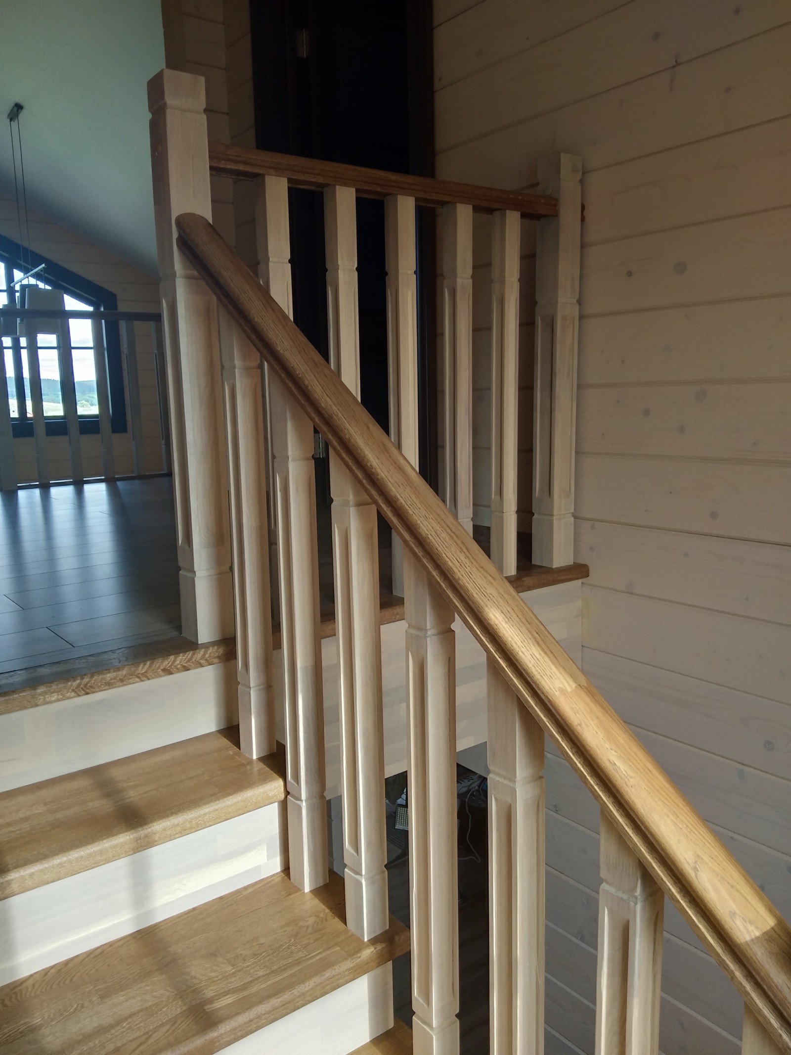 Лестница из дуба в дом из бруса