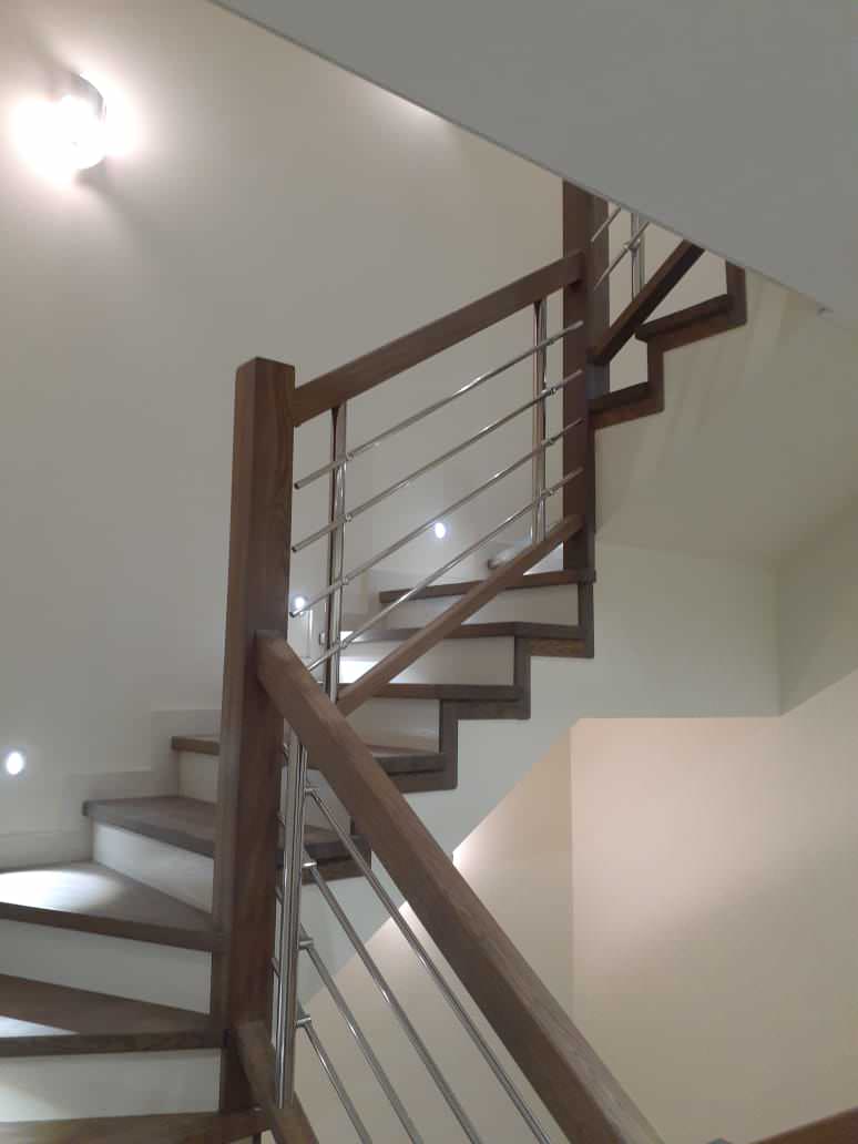 Лестница из дуба, ограждение ригеля из нержавейки