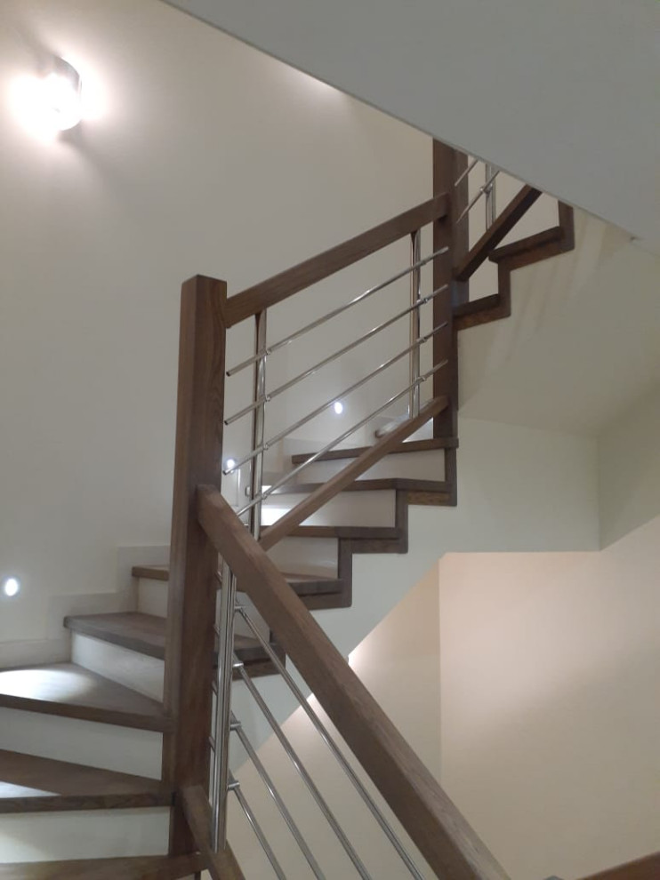 Лестница из дуба, ограждение ригеля из нержавейки