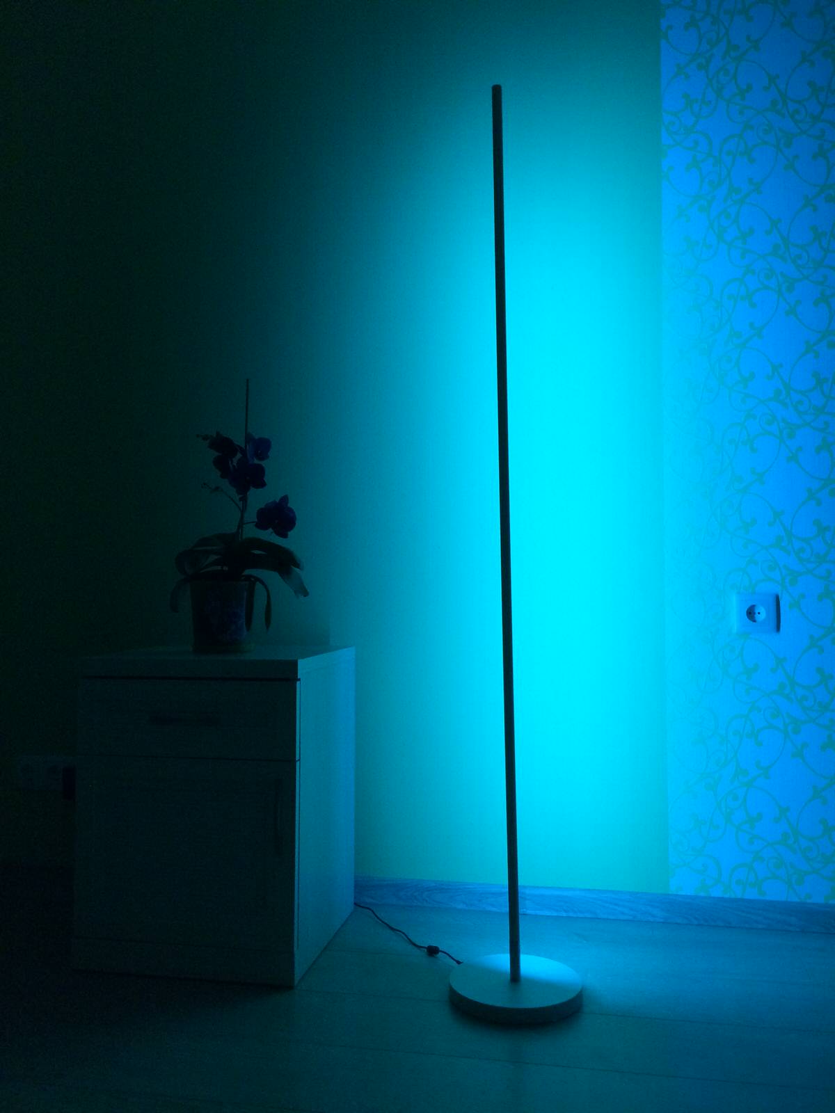 Цветотерапия, светодиодный торшер индивидуального применения