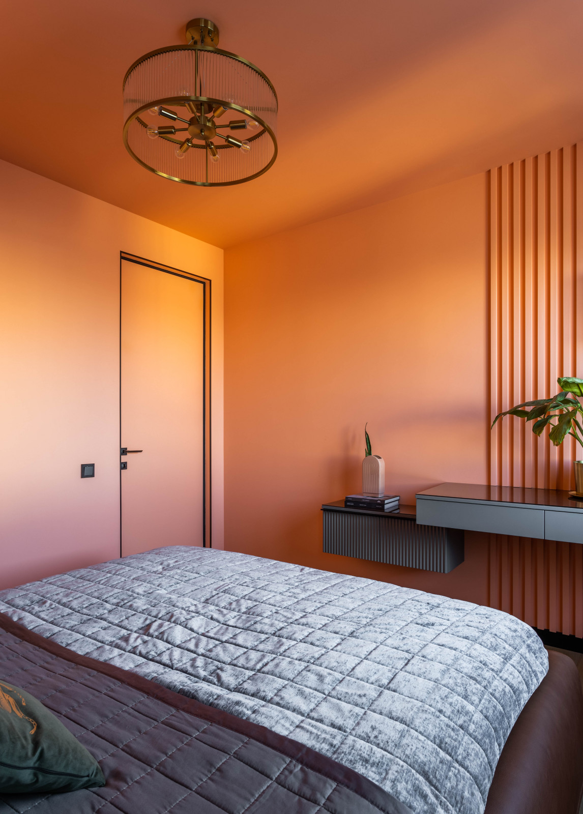 Коралловая спальня