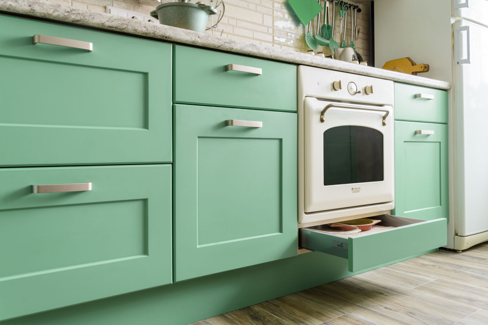 Зелёная кухня в неоклассическом стиле в Заречном