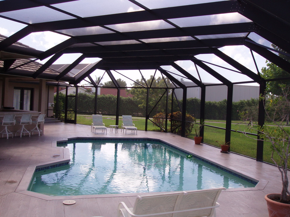 Вольер с навесом из поикарбоната для бассейна и патио