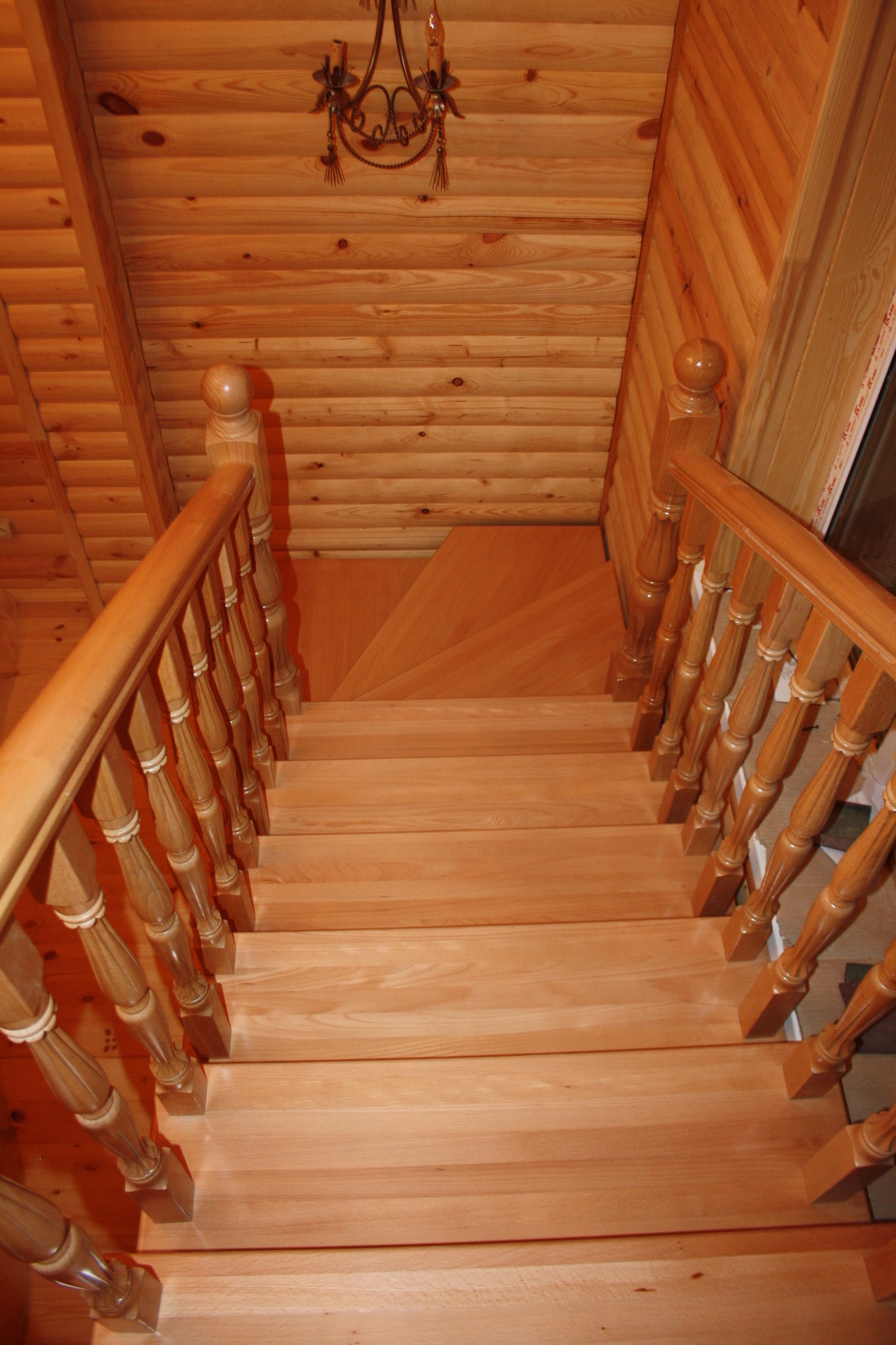 Буковая лестница в цвет дерева без подступят