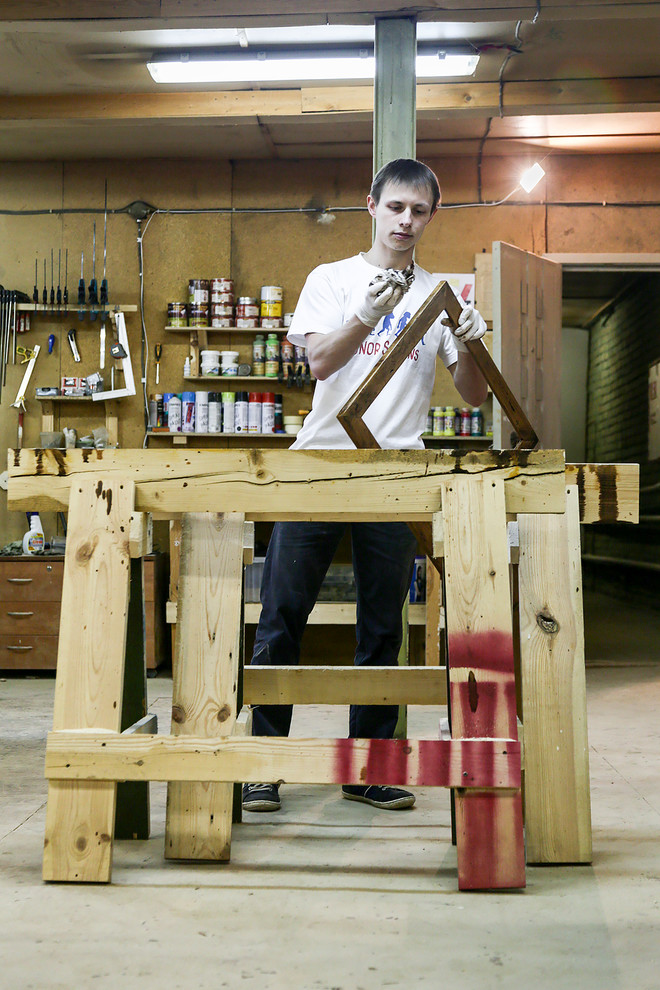 Портрет: Антон Коротков — кудесник зеркал и панно