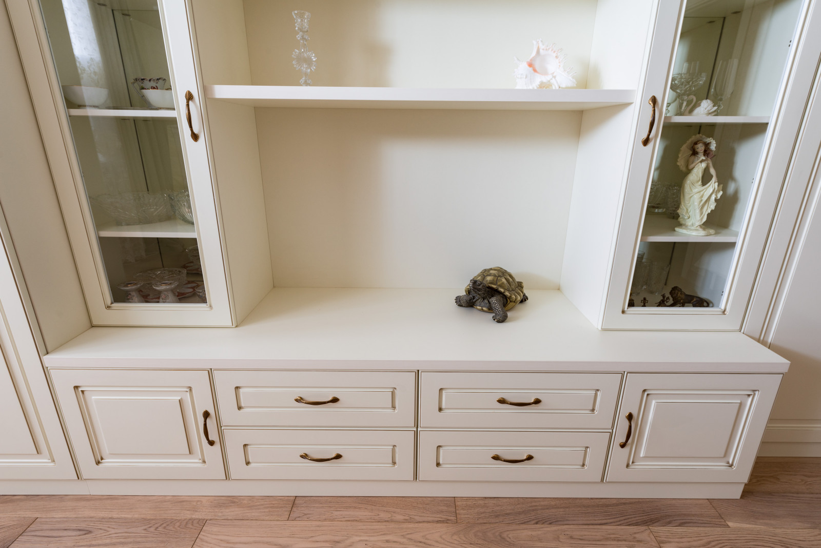 Шкафы и тумбы