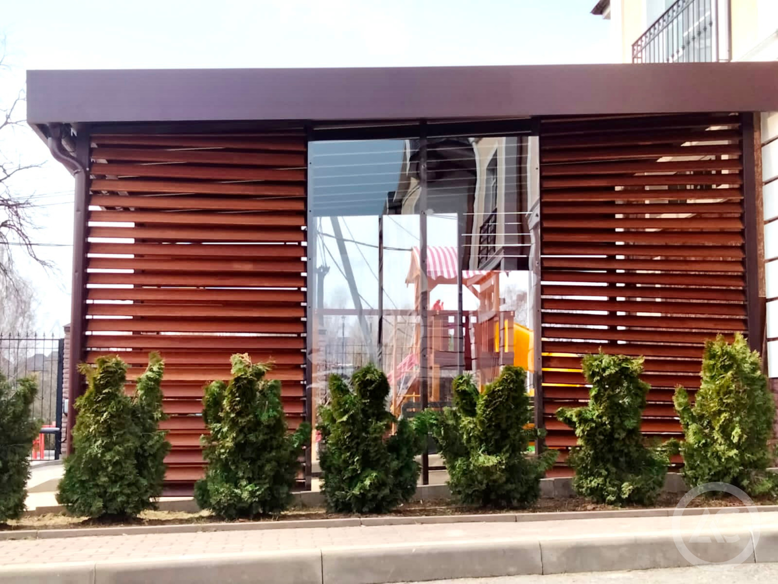 Навес Хайтек над авто с боковой зашивкой д.Вешки