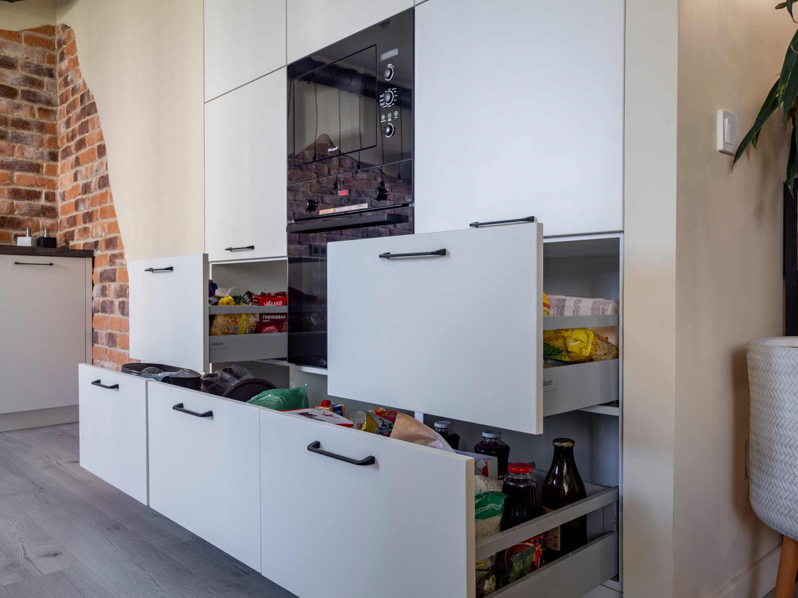 Кухня в стиле неоклассика без верхних модулей