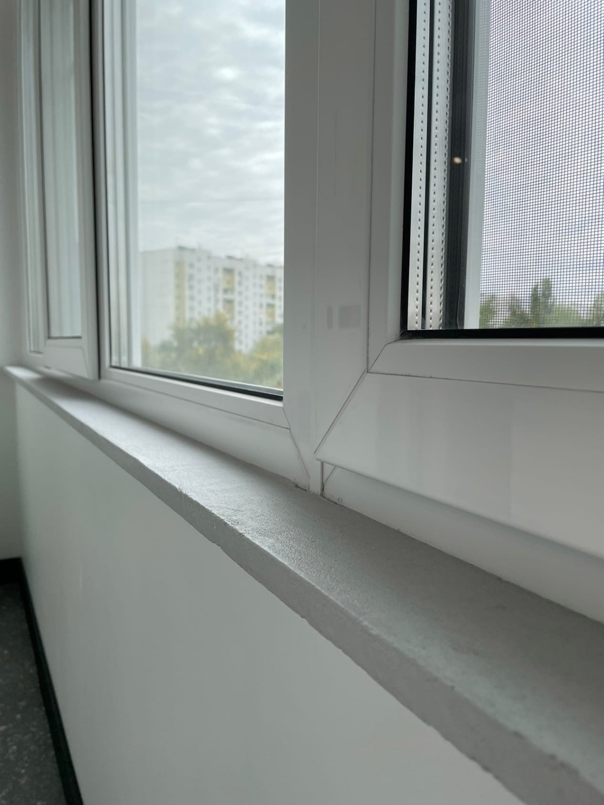 Обложка проекта: Микроцемент Luxus Paint на подоконнике.