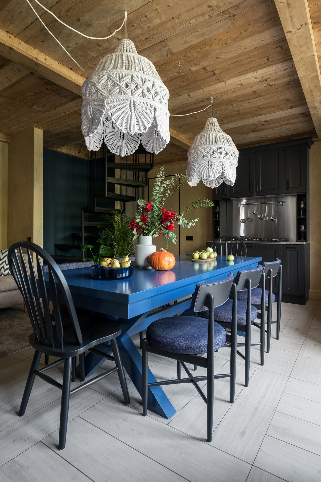 Кухня-гостиная в сланце и кружевах