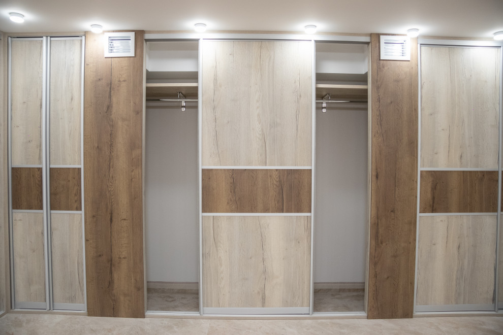 Гардеробная комната на цокольном этаже