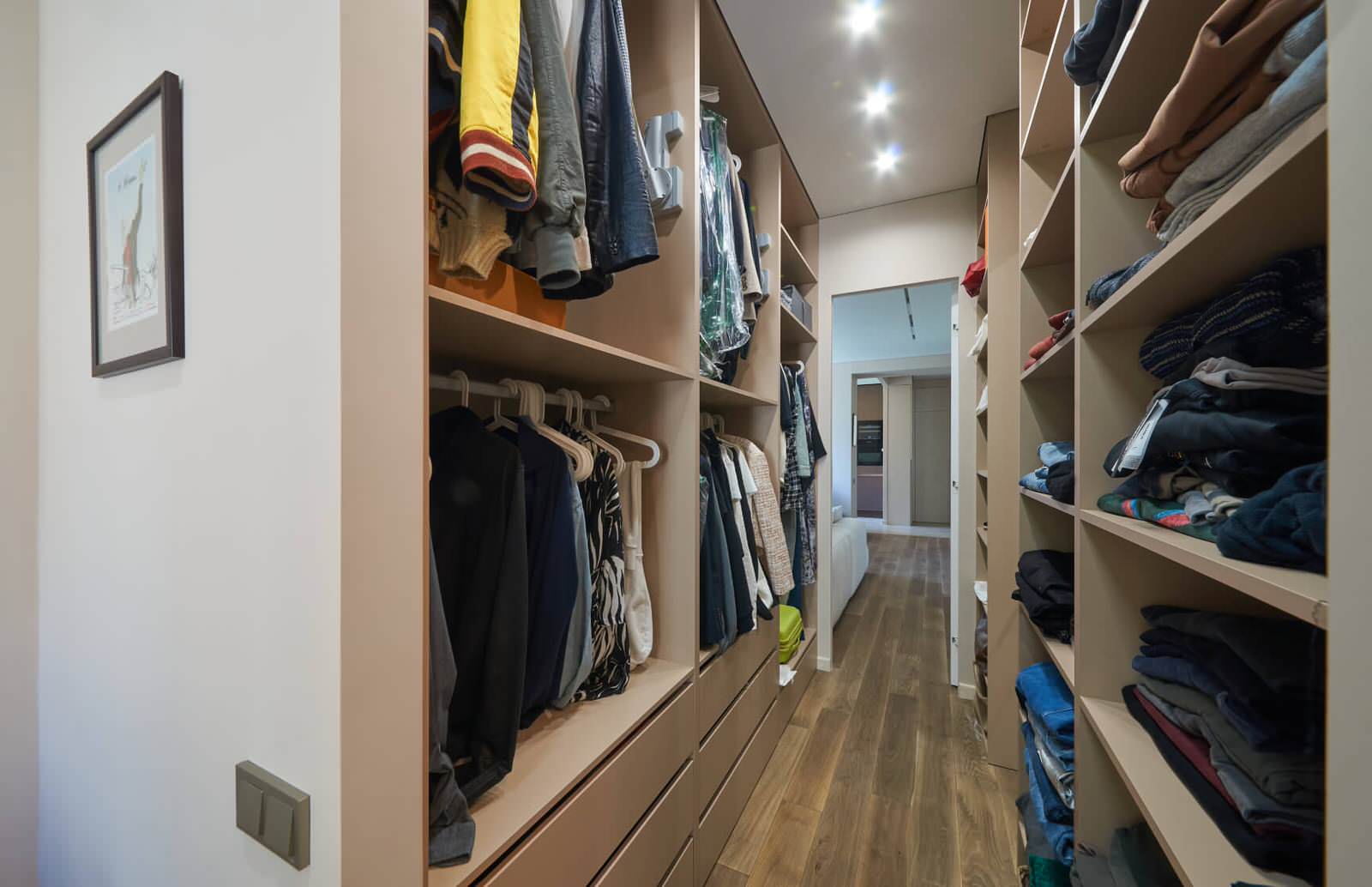 Гардеробная в проходной комнате