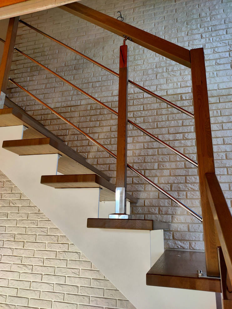 Лестница на "косоурах" с дубовыми ступенями