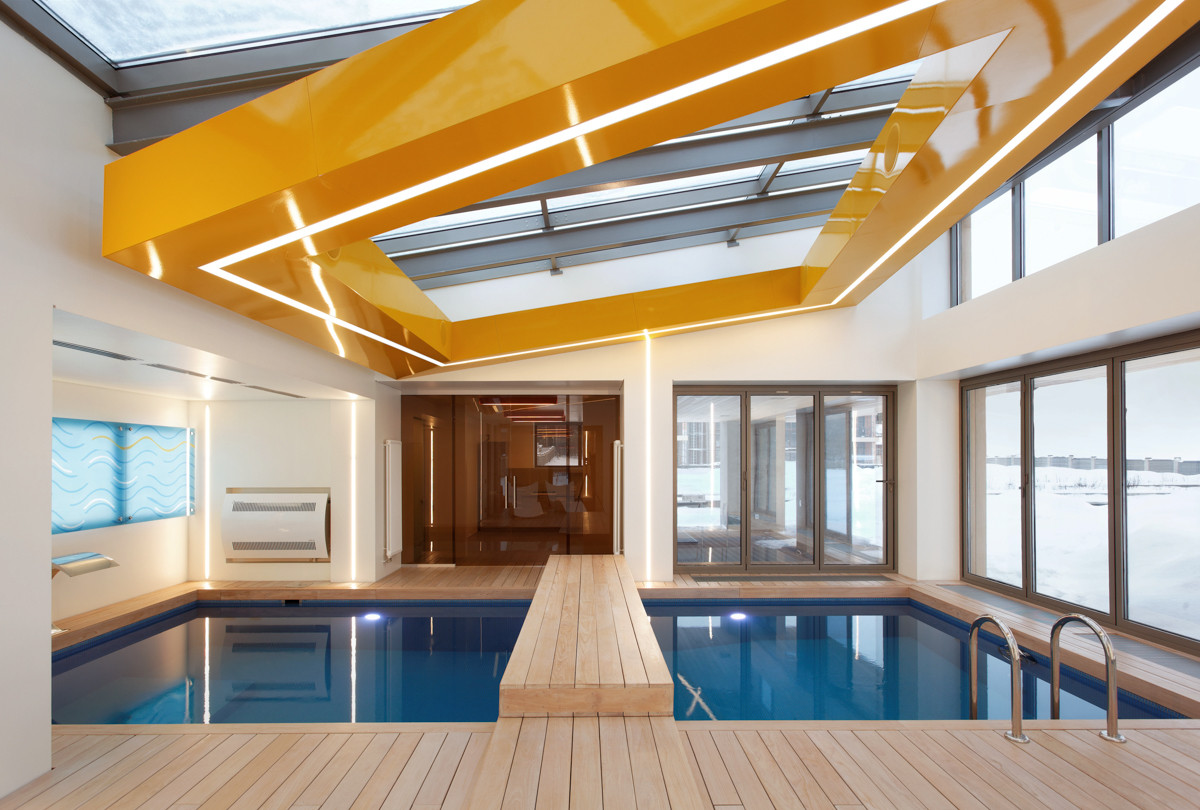 здание и интерьер бассейна на Новой Риге