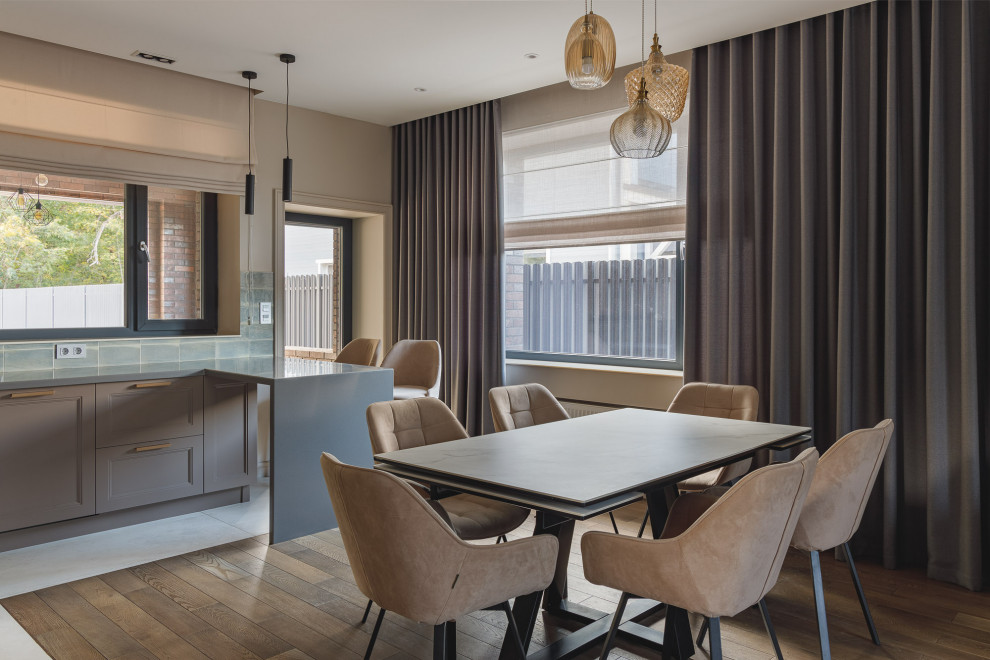 Кухня-гостиная с камином в коттедже Малая Царевщина