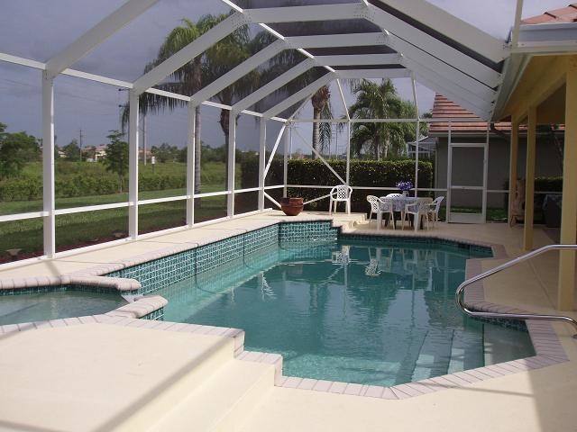 Вольер с навесом из поикарбоната для бассейна и патио