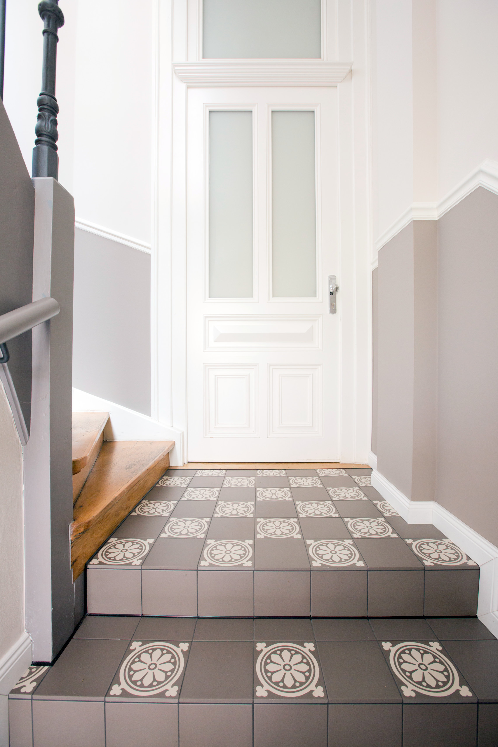 До и после: Реставрация старой лестницы в подъезде