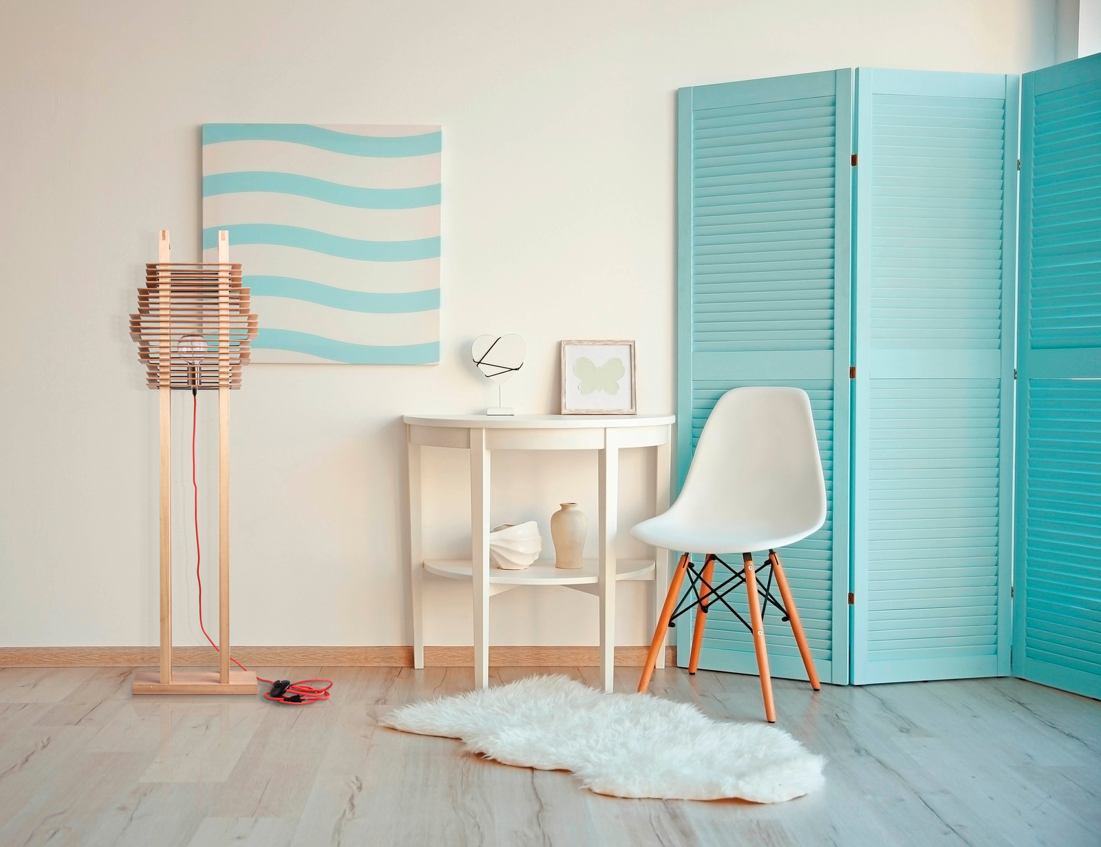 Зона отдыха в спальне в молочно-голубых тонах