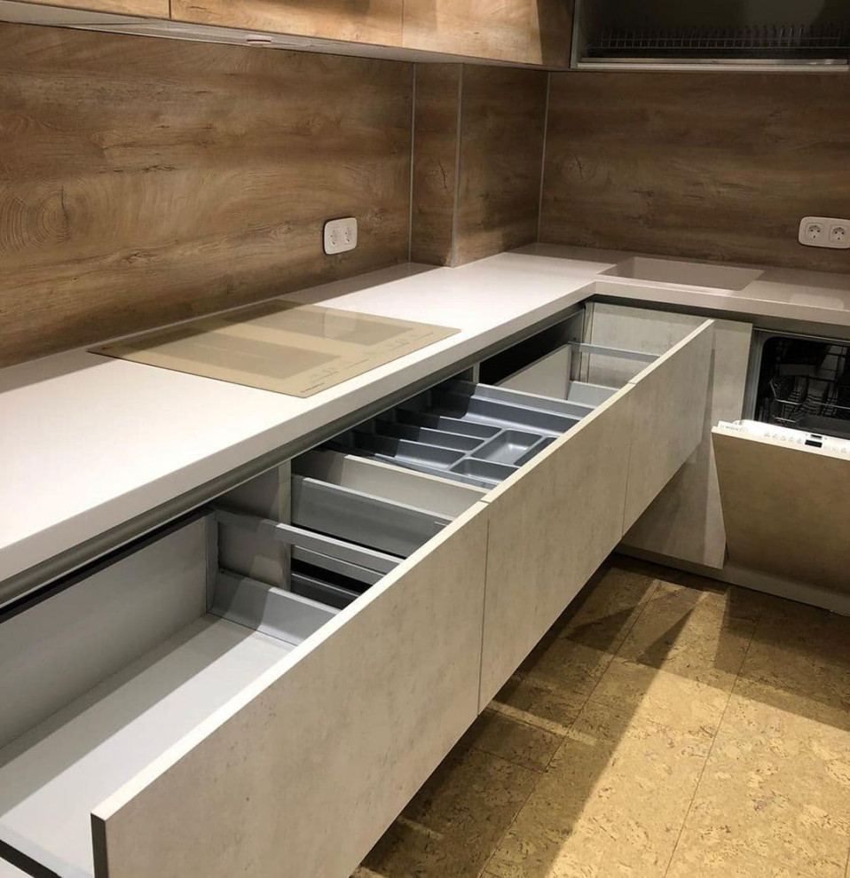 Встроенная угловая кухня с каменными и древесными фасадами