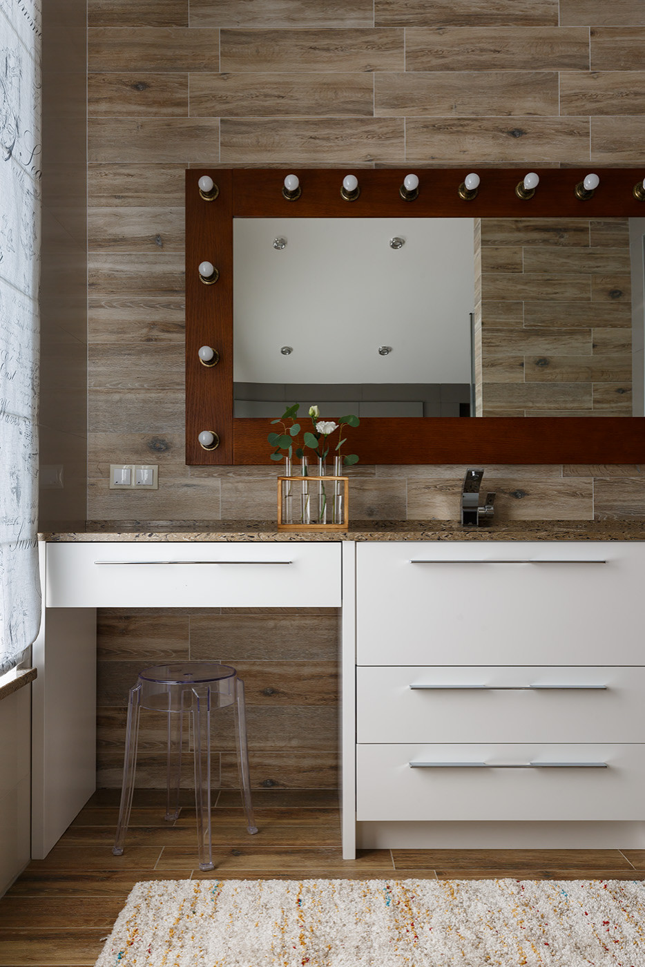 Cambria Lincolnshire ванная/туалет. Столешницы с мойками, плинтус