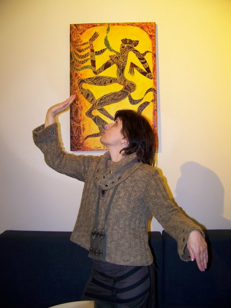 На фоне картин Лики Волчек