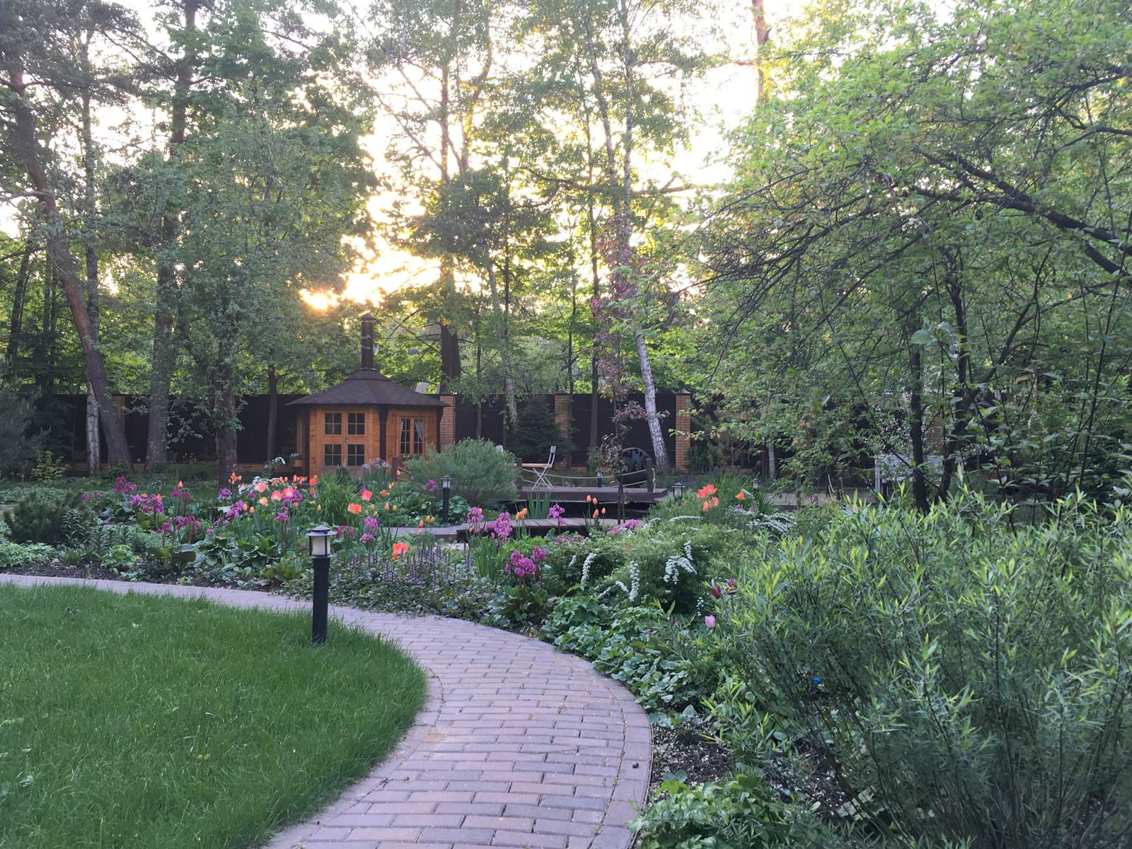 Белкин сад. Сад в стародачном поселке. Весна 2019