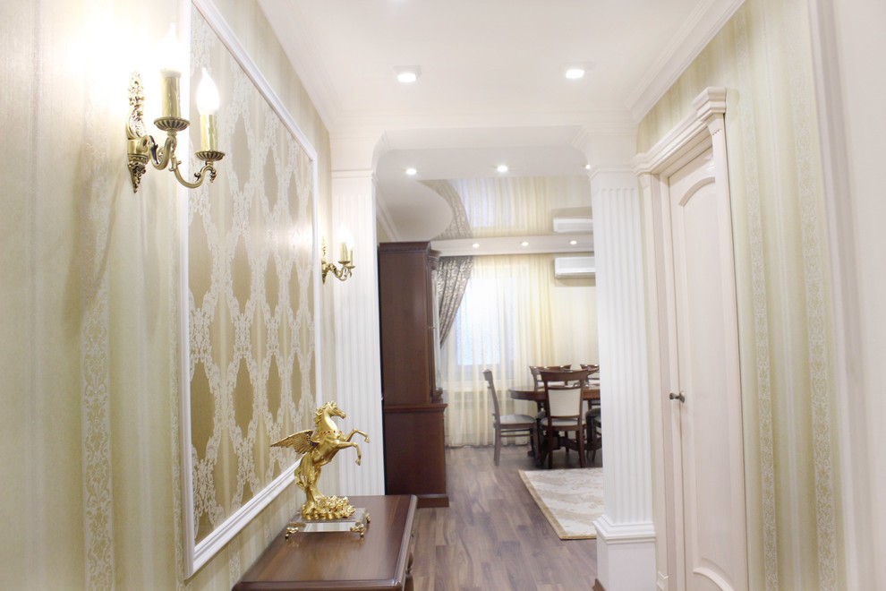 Натяжные потолки в квартире "классического стиля"