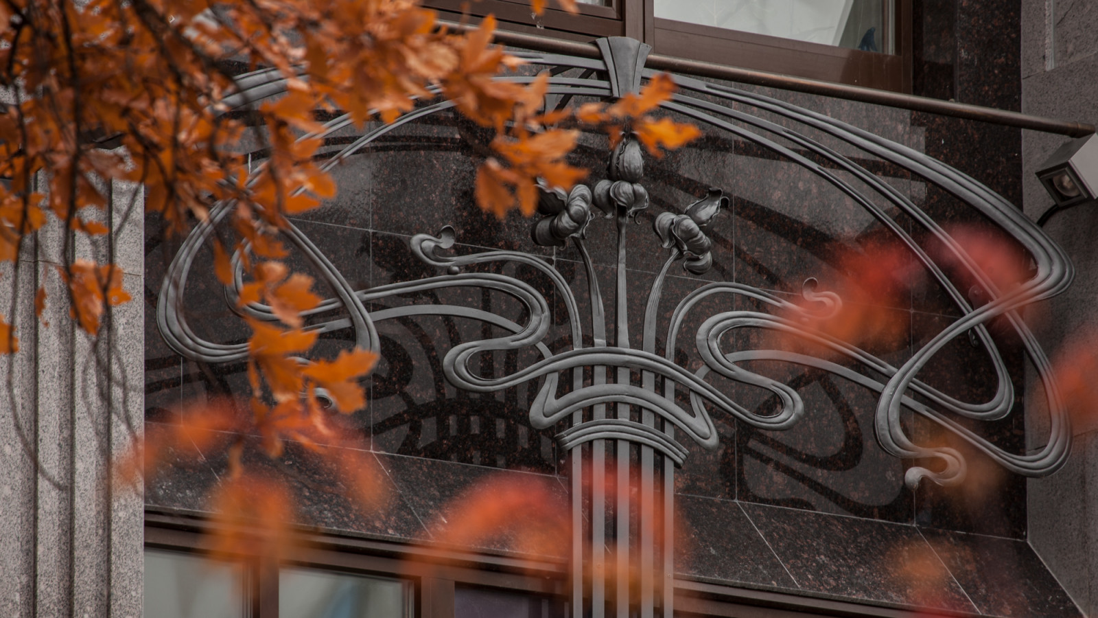 Частный особняк на Крестовском острове. Элемент декоративной ковки на фасаде.